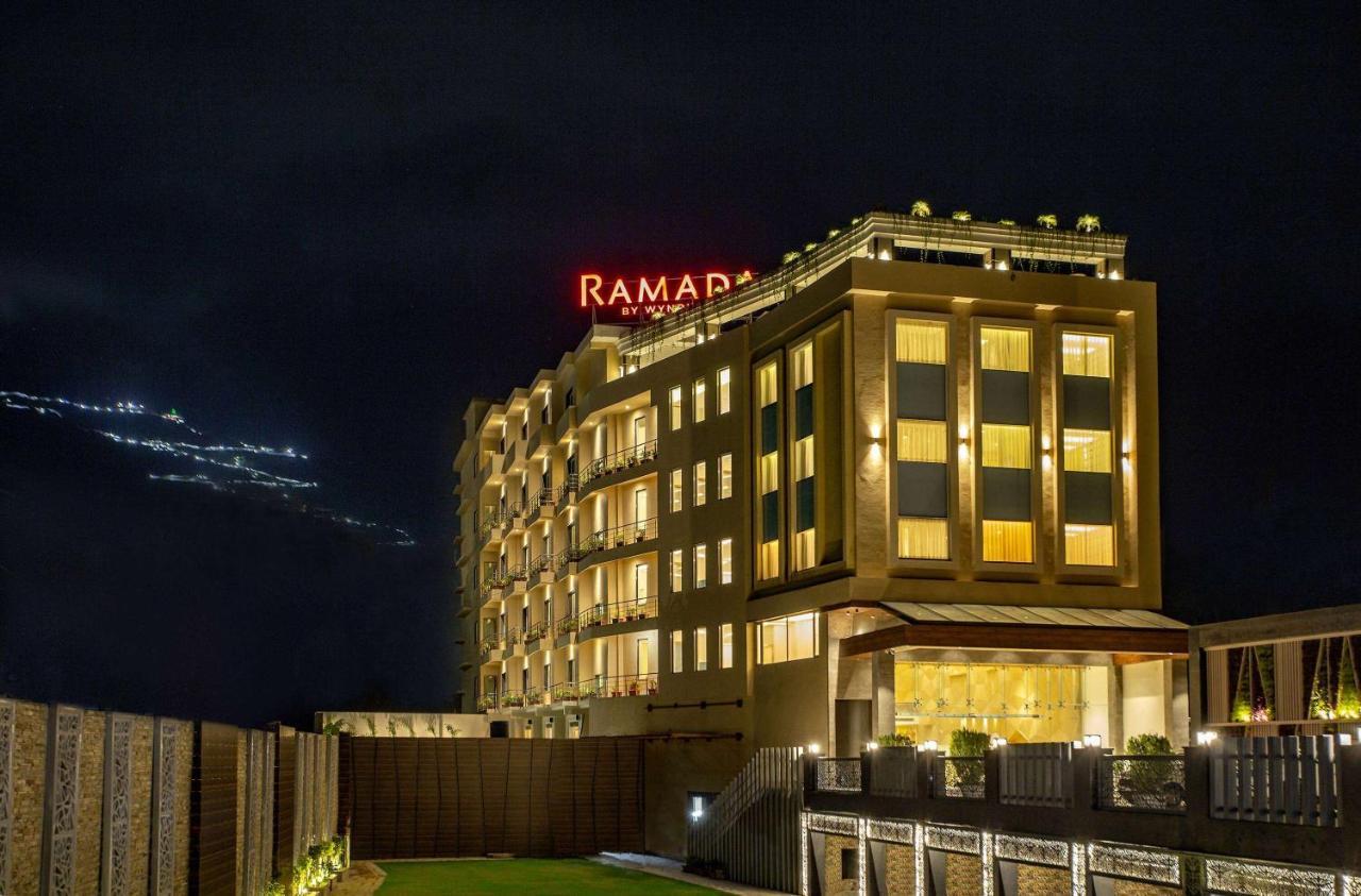 Ramada By Wyndham Katra Station Road Hotel ภายนอก รูปภาพ